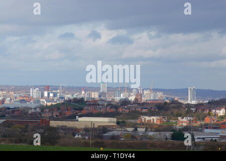 Skyline di Leeds City visto da Morley Foto Stock