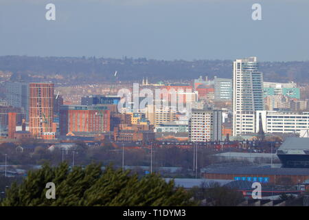 Skyline di Leeds City visto da Morley Foto Stock