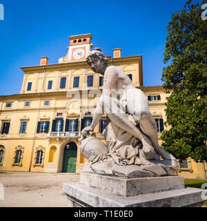 Parma, Italia - Aprile 8, 2018: stile classico statua di pietra di fronte al 'garden palace' all'interno del parco ducale di Parma, Italia. Foto Stock