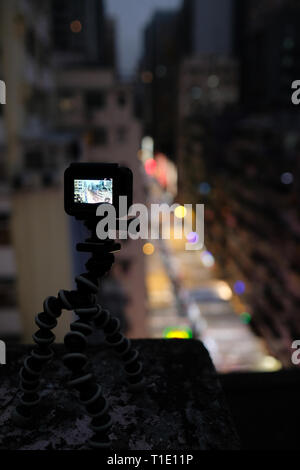 Close up gopro con treppiede sul tetto tenendo il timelapse in hong kong Foto Stock