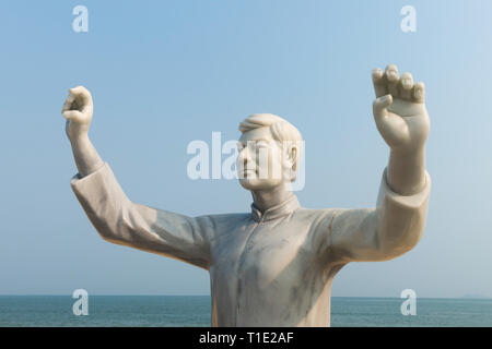 Arti marziali statua sul lungomare in Quy Nhon, Binh Dinh Provincia, Vietnam. Hung Ke Quyen dimostrazione Foto Stock