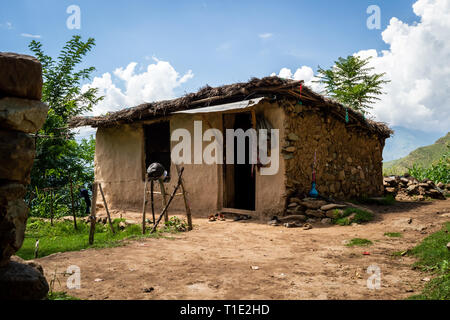 Un gujjar Hut situato nel quartiere Ganderbal del Kashmir in India Foto Stock