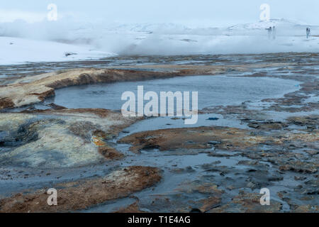 Area geotermica nella neve, il nord dell'Islanda Foto Stock