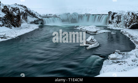 Cascata in inverno, Godafoss, Islanda, lunga esposizione Foto Stock