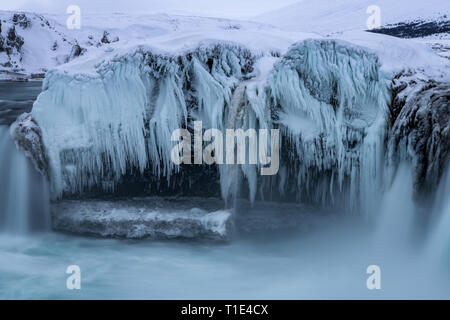 Cascata in inverno, Godafoss, Islanda, lunga esposizione Foto Stock