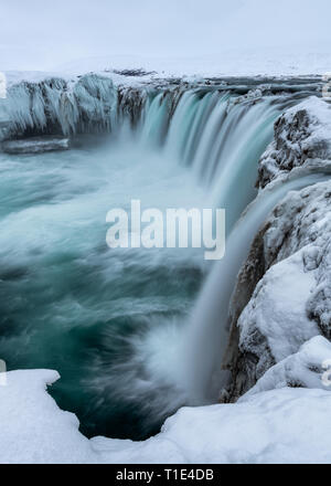 Cascata in inverno, Godafoss, Islanda, lunga esposizione Foto Stock