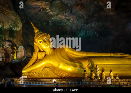 Buddha d'oro di Wat Suwan Kuha tempio, Thailandia Foto Stock