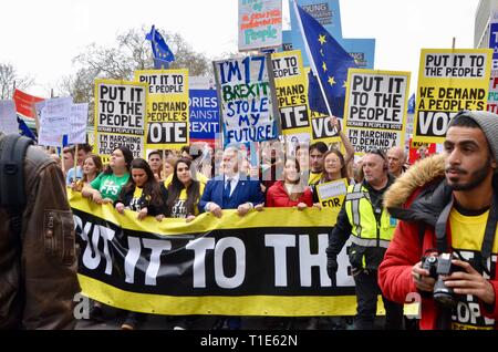 Scene da anti brexit pro popoli votazione marzo a Londra il 23 marzo 2019 la parte anteriore della demo Foto Stock