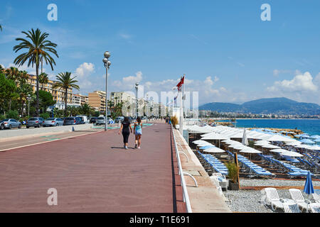 Nizza (sud-est della Francia): "Baie des Anges (Baia degli Angeli) visto dalla "Promenade des Anglais" (Passeggiata degli Inglesi) con l'essere privato Foto Stock