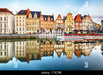 Gent, Belgio. Sunrise nel centro storico di Gand con edifici medievali di Korenlei, Graslei e il castello dei conti (Gravensteen) riflettendo in Foto Stock