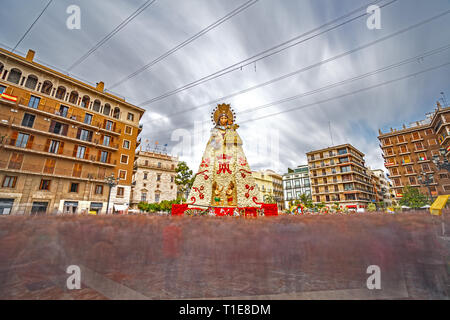 Ultra lunga esposizione della Vergine dei fiori e la cattedrale Foto Stock