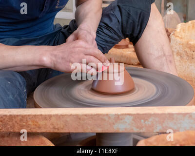 Potter nel suo workshop getta un vaso sul tornio del vasaio in Jianshui, Honghe prefettura, nella provincia dello Yunnan in Cina. Foto Stock