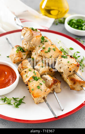 Grigliate gli spiedini di carne di pollo shish kebab Foto Stock