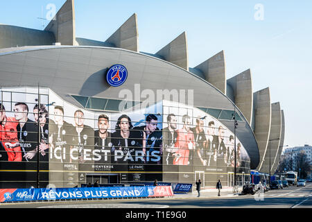 Ingresso principale del Parc des Princes Stadium di Parigi, Francia, coperto con un affresco dei giocatori del Paris Saint Germain football club team. Foto Stock