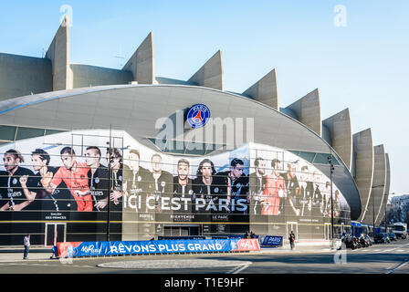 Ingresso principale del Parc des Princes Stadium di Parigi, Francia, coperto con un affresco dei giocatori del Paris Saint Germain football club team. Foto Stock