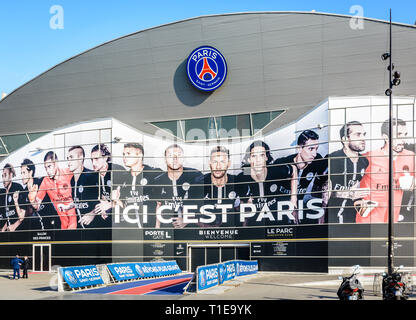 Ingresso principale del Parc des Princes Stadium di Parigi, Francia, coperto con un affresco dei giocatori del Paris Saint Germain football club team. Foto Stock