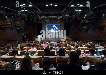 Perito medico dando un talk sulla diagnosi in medicina su Winfocus XII congresso mondiale del 8 settembre, 2016 a Lubiana, Slovenia. Foto Stock