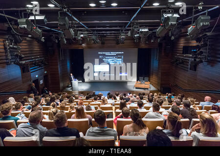 Perito medico dando un talk sulla diagnosi in medicina su Winfocus XII congresso mondiale del 8 settembre, 2016 a Lubiana, Slovenia. Foto Stock