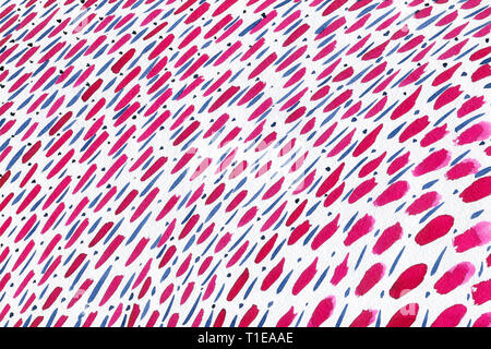 Sfondo astratto con la ripetizione di strisce diagonali e tratti di rosso, blu e rosa i colori con puntini blu su uno sfondo bianco. Acquerello backgrou Foto Stock