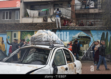 Shiraz, Iran. 25 mar 2019. Le forti piogge hanno provocato inondazioni in Iran meridionale come bene. La città di Shiraz che normalmente esperienze pioggia piccola è stata colpita da una grave alluvione sulla Lunedi, con acque alluvionali per spazzare via le auto nel centro di Shiraz. Le vetture sono state spazzate via e case danneggiate dalle acque alluvionali. Anche i veicoli vengono impilati sul Corano street di Shiraz city, far provincia, Iran, lunedì 25 marzo, 2019. Credito: Amin Bre/Alamy Live News Foto Stock