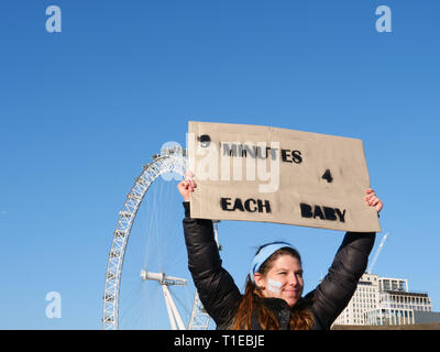 Londra, Regno Unito. 25 marzo, 2019. Un gruppo di giovani su una marcia per la vita, dimostrare sulla piazza del Parlamento, London, Regno Unito e a piedi da Westminster Bridge per un 9 minuti di protesta per evidenziare che dal David di acciaio aborto Act 1967, 9 milioni di aborti sono stati eseguiti nel Regno Unito. Credito: Joe Kuis / Alamy Live News Foto Stock