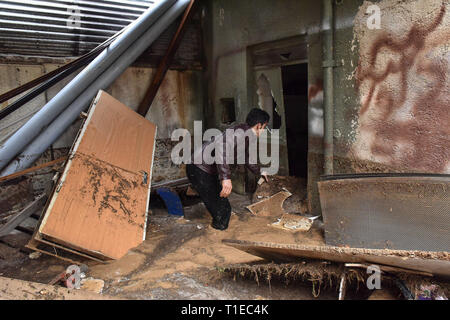 Shiraz, Iran. 25 mar 2019. Le forti piogge hanno provocato inondazioni in Iran meridionale come bene. La città di Shiraz che normalmente esperienze pioggia piccola è stata colpita da una grave alluvione sulla Lunedi, con acque alluvionali per spazzare via le auto nel centro di Shiraz. Le vetture sono state spazzate via e case danneggiate dalle acque alluvionali. Anche i veicoli vengono impilati sul Corano street di Shiraz city, far provincia, Iran, lunedì 25 marzo, 2019. Credito: Amin Bre/Alamy Live News Foto Stock