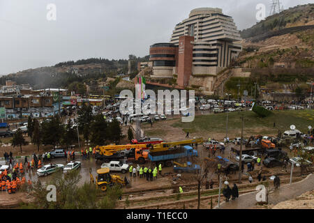 Shiraz, Iran. 25 mar 2019. Le forti piogge hanno provocato inondazioni in Iran meridionale come bene. La città di Shiraz che normalmente esperienze pioggia piccola è stata colpita da una grave alluvione sulla Lunedi, con acque alluvionali per spazzare via le auto nel centro di Shiraz. Le vetture sono state spazzate via e case danneggiate dalle acque alluvionali. Anche i veicoli vengono impilati sul Corano street di Shiraz city, far provincia, Iran, lunedì 25 marzo, 2019. Credito: Amin Bre/Alamy Live News Foto Stock