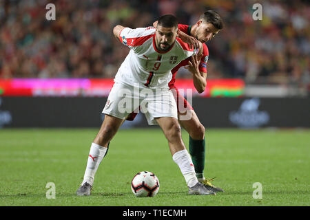 Aleksandar Mitrovic di Serbia (L) il sistema VIES per la palla con Rúben Dias del Portogallo (R) durante le qualificazioni - Gruppo B di Euro 2020 partita di calcio tra il Portogallo vs Serbia. (Punteggio finale: Portogallo 1 - 1 Serbia) Foto Stock