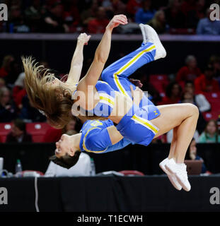 College Park, MD, Stati Uniti d'America. 25 Mar, 2019. UCLA cheerleaders eseguire durante un secondo round della donna di pallacanestro del NCAA partita del torneo tra le Università del Maryland Terrapins e la UCLA Bruins presso il Centro Xfinity in College Park, MD. Justin Cooper/CSM/Alamy Live News Foto Stock