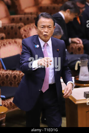 Tokyo, Giappone. 25 Mar, 2019. Il Ministro delle finanze giapponese Taro Aso arriva a casa superiore del bilancio di sessione del comitato a livello nazionale la dieta in Tokyo lunedì 25 marzo, 2019. Credito: Yoshio Tsunoda/AFLO/Alamy Live News Foto Stock