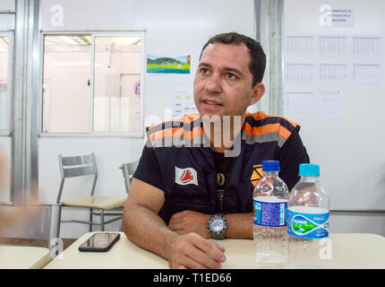 Brumadinho, Brasile. Xviii Mar, 2019. Il tenente Ocimar Andrade del Minas Gerais Difesa Civile, insieme con i vigili del fuoco, è il coordinamento degli interventi nelle zone colpite dai fanghi residui dalla Corrego-do-Feijao miniere. Il 25 gennaio 2019 la diga di una miniera di rotto e una frana di fango mortale in moto. Due mesi più tardi, ira, dolore e disperazione regola. (A dpa KORR " Tutto è andato' - gli abitanti di Brumadinho soffrono di tragedia perineale') Credito: Rodney Costa//dpa/Alamy Live News Foto Stock