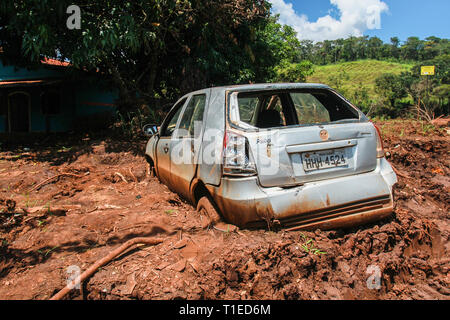 Brumadinho, Brasile. Xviii Mar, 2019. Un auto è impantanato nel Parque das Cachoeiras quartiere. Il 25 gennaio 2019 la diga del Córrego do Feijão miniera di ferro si è rotto e una frana di fango mortale avviato. Due mesi più tardi, ira, dolore e disperazione regola. (A dpa " Tutto è andato' - gli abitanti di Brumadinho soffrono di tragedia perineale') Credito: Rodney Costa/dpa/Alamy Live News Foto Stock