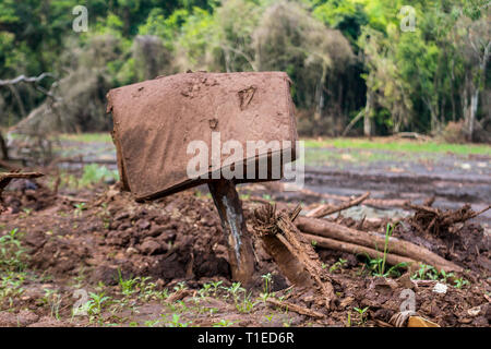 Brumadinho, Brasile. Xviii Mar, 2019. Un materasso pende su un ceppo di albero in mezzo al fango e detriti del Parque das Cachoeiras distretto. Il 25 gennaio 2019 la diga del Córrego do Feijão miniera di ferro si è rotto e una frana di fango mortale avviato. Due mesi più tardi, ira, dolore e disperazione regola. (A dpa " Tutto è andato' - i residenti di Brumadinho soffrono di tragedia perineale'). Credito: Rodney Costa/dpa/Alamy Live News Foto Stock