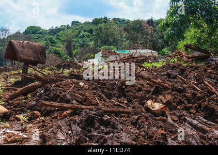 Brumadinho, Brasile. Xviii Mar, 2019. Un materasso pende su un ceppo di albero in mezzo al fango e detriti del Parque das Cachoeiras distretto. Il 25 gennaio 2019 la diga del Córrego do Feijão miniera di ferro si è rotto e una frana di fango mortale avviato. Due mesi più tardi, ira, dolore e disperazione regola. (A dpa " Tutto è andato' - i residenti di Brumadinho soffrono di tragedia perineale'). Credito: Rodney Costa/dpa/Alamy Live News Foto Stock