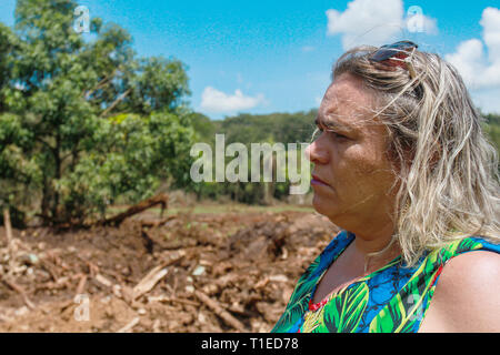 Brumadinho, Brasile. Xviii Mar, 2019. Diogo de Oliveira Costa, responsabile vendite, sorge sulla terra devastata. Suo marito, Paulo Giovani dos Santos, morì in violazione della diga su 25.01.2019. Il giorno che ha cambiato la vita di migliaia di persone nella piccola cittadina brasiliana di Brumadinho. Due mesi più tardi, ira, dolore e disperazione regola. (A dpa " Tutto è andato' - gli abitanti di Brumadinho soffrono di tragedia perineale') Credito: Rodney Costa/dpa/Alamy Live News Foto Stock