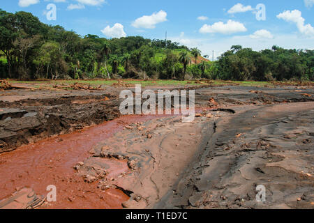 Brumadinho, Brasile. Xviii Mar, 2019. Resti di fango e detriti giacciono nel fare Córrego Feijão distretto. Il 25 gennaio 2019 la diga del Córrego do Feijão miniera di ferro si è rotto e una frana di fango mortale avviato. Due mesi più tardi, ira, dolore e disperazione regola. (A dpa " Tutto è andato' - i residenti di Brumadinho soffrono di tragedia perineale'). Credito: Rodney Costa/dpa/Alamy Live News Foto Stock