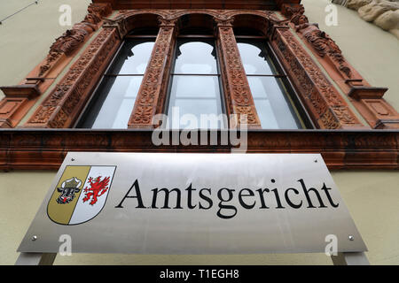 Wismar in Germania. 26 Mar, 2019. Targhetta del nome della sede del tribunale distrettuale di Wismar. Credito: Bernd Wüstneck/dpa/Alamy Live News Foto Stock