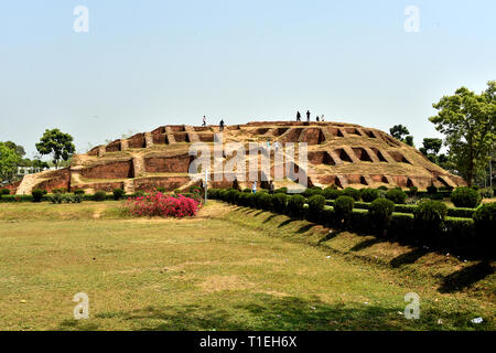 Bogra, Dhaka. 25 Mar, 2019. La gente visita Mahasthangarh, uno dei primi urbana siti archeologici situato in Bangladesh Bogra distretto, circa 197 km a nord-ovest di Dhaka, Marzo 25, 2019. Come uno dei primi urbana siti archeologici finora scoperto in Bangladesh, Mahasthangarh è i resti della città antica di Pundranagar. Credito: Stringer/Xinhua/Alamy Live News Foto Stock