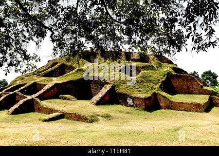 Bogra. 25 Mar, 2019. Foto scattata il 25 marzo 2019 mostra Mahasthangarh, uno dei primi urbana siti archeologici situato in Bangladesh Bogra distretto, circa 197 km a nord-ovest di Dhaka. Come uno dei primi urbana siti archeologici finora scoperto in Bangladesh, Mahasthangarh è i resti della città antica di Pundranagar. Credito: Stringer/Xinhua/Alamy Live News Foto Stock