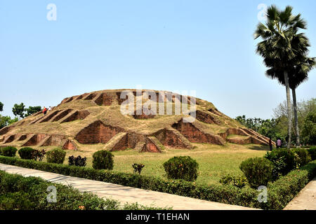 Bogra. 25 Mar, 2019. Foto scattata il 25 marzo 2019 mostra Mahasthangarh, uno dei primi urbana siti archeologici situato in Bangladesh Bogra distretto, circa 197 km a nord-ovest di Dhaka. Come uno dei primi urbana siti archeologici finora scoperto in Bangladesh, Mahasthangarh è i resti della città antica di Pundranagar. Credito: Stringer/Xinhua/Alamy Live News Foto Stock