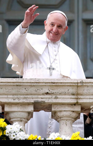 Roma, Italia. 26 Mar, 2019. Papa Francesco saluto la folla in piazza del Campidoglio a Roma 26 Marzo 2019. Papa Francesco (Jorge Mario Bergoglio) visite il Sindaco di Roma in Campidoglio. foto di Samantha Zucchi Insidefoto/credito: insidefoto srl/Alamy Live News Foto Stock