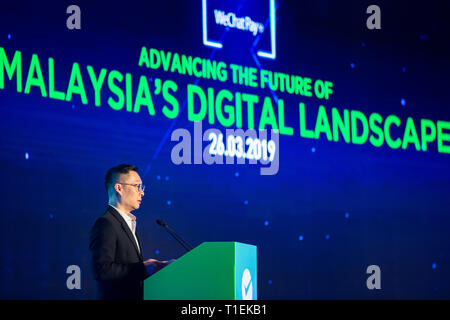 Kuala Lumpur, Malesia. 26 Mar, 2019. Poshu Yeung, vice presidente di international business group di Tencent, risolve la WeChat Pay mostra tecnologica di Kuala Lumpur in Malesia, 26 marzo 2019. Digital pagamento piattaforme quali WeChat pagare della Cina al tech giant Tencent aiuterà a preparare la Malesia per la digitalizzazione e il pagamento senza contanti la Società Malese, il ministro delle Finanze Lim Guan Eng detto martedì. Credito: Zhu Wei/Xinhua/Alamy Live News Foto Stock