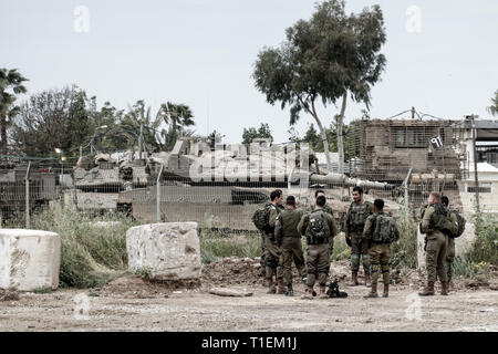 Nella Striscia di Gaza. 26 Mar, 2019. Striscia di Gaza Border, Israele. 26 marzo, 2019. Forze di Difesa Israeliane distribuire manodopera e risorse nella zona circostante la striscia di Gaza in preparazione per una grande operazione militare. Le ostilità tra Israele e Hamas controllato nella Striscia di Gaza hanno recentemente sottoposto a escalation come un risultato di un razzo di Hamas di colpire e distruggere una casa nel borgo agricolo di Mishmeret nel centro di Israele il ferimento di una famiglia di sette, Israele Air Force ritorsioni di colpire gli obiettivi nella Striscia di Gaza. Credito: Nir Alon/Alamy Live News Foto Stock