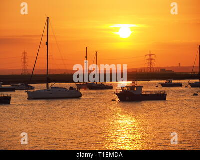 Queenborough, Kent, Regno Unito. 26 marzo, 2019. Regno Unito Meteo: questa sera al tramonto dorato in porto Queenborough Kent. Credito: James Bell/Alamy Live News Foto Stock