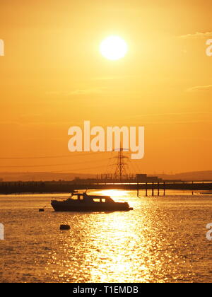 Queenborough, Kent, Regno Unito. 26 marzo, 2019. Regno Unito Meteo: questa sera al tramonto dorato in porto Queenborough Kent. Credito: James Bell/Alamy Live News Foto Stock