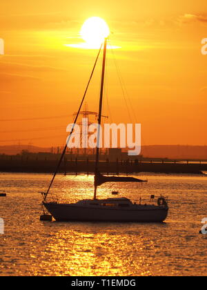 Queenborough, Kent, Regno Unito. 26 marzo, 2019. Regno Unito Meteo: questa sera al tramonto dorato in porto Queenborough Kent. Credito: James Bell/Alamy Live News Foto Stock
