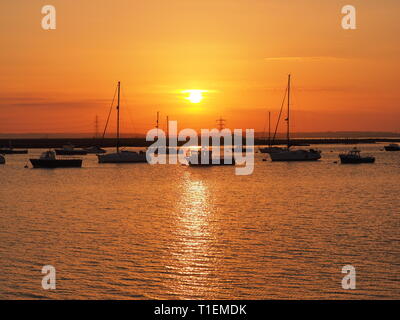 Queenborough, Kent, Regno Unito. 26 marzo, 2019. Regno Unito Meteo: questa sera al tramonto dorato in porto Queenborough Kent. Credito: James Bell/Alamy Live News Foto Stock