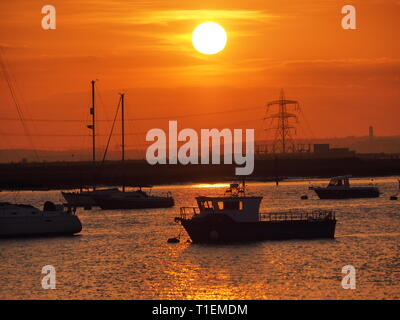 Queenborough, Kent, Regno Unito. 26 marzo, 2019. Regno Unito Meteo: questa sera al tramonto dorato in porto Queenborough Kent. Credito: James Bell/Alamy Live News Foto Stock