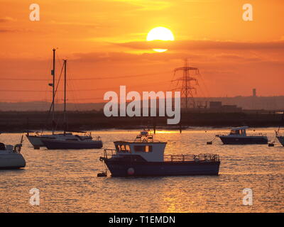 Queenborough, Kent, Regno Unito. 26 marzo, 2019. Regno Unito Meteo: questa sera al tramonto dorato in porto Queenborough Kent. Credito: James Bell/Alamy Live News Foto Stock