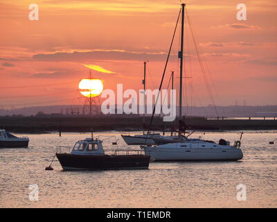 Queenborough, Kent, Regno Unito. 26 marzo, 2019. Regno Unito Meteo: questa sera al tramonto dorato in porto Queenborough Kent. Credito: James Bell/Alamy Live News Foto Stock
